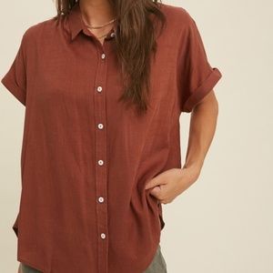 CASUAL BUTTON-DOWN WOVEN SHIRT